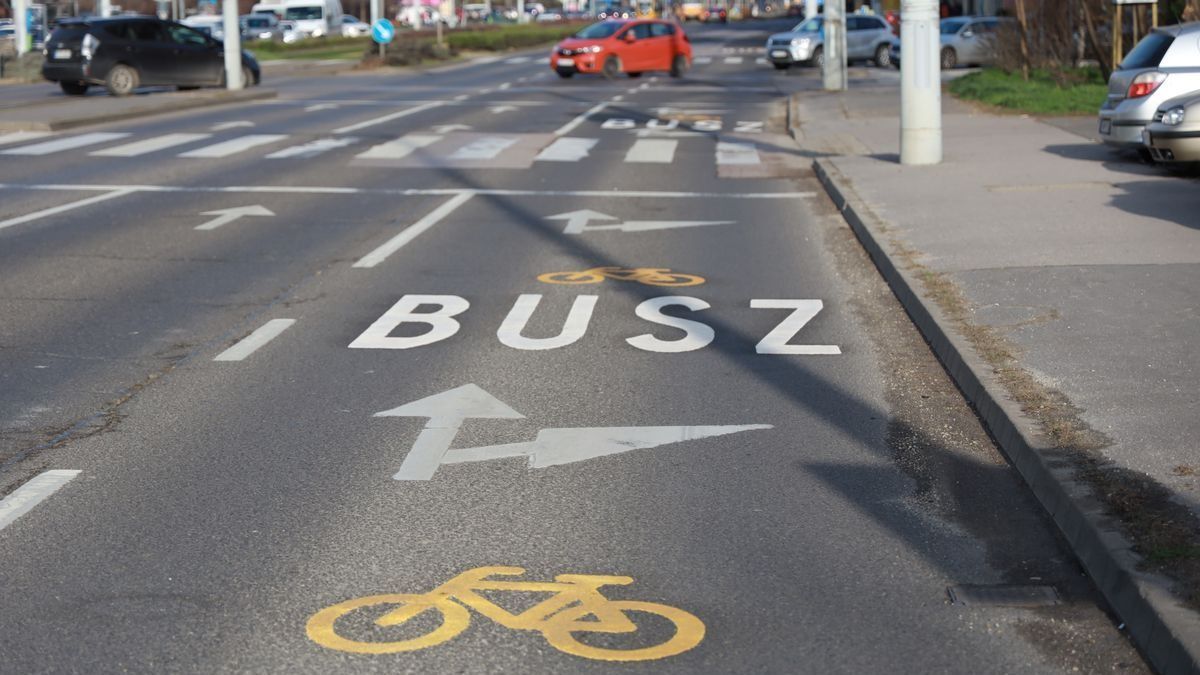Értelmetlen és veszélyes kerékpársávok: buszok közé terelik a biciklistákat a III. kerületben