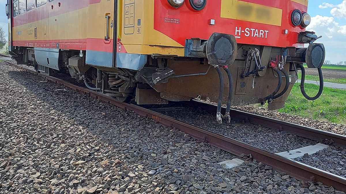 Felkapaszkodtak az intercity ütközőjére, halálos vonatbaleset lett belőle