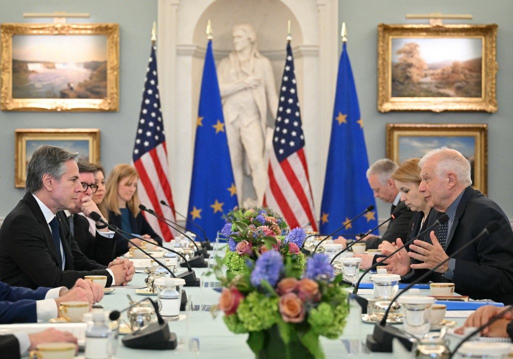 Antony Blinken (b) az Egyesült Államok külügyminisztere találkozik az Európai Unió külügyi főképviselőjével, Josep Borrell-lel (j) a washingtoni külügyminisztérium Thomas Jefferson termében 2024. március 13-án. A felek az orosz–ukrán háborúról is egyeztettek. (Fotó: Mandel NGAN / AFP)