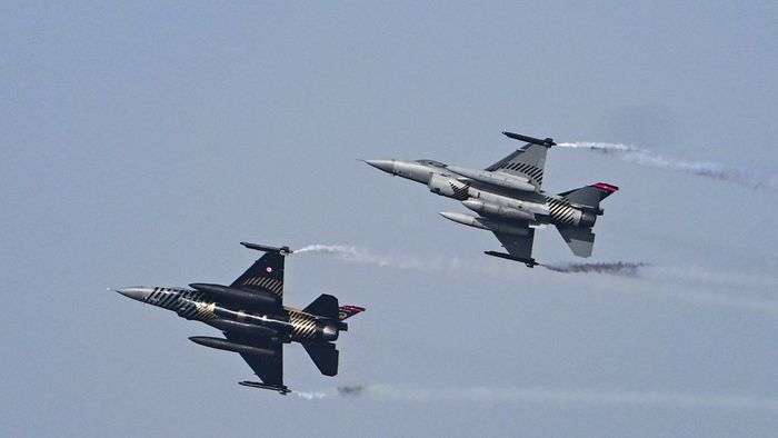 Turkish Stars, SOLOTURK, F-16 and F-4E fighter aircrafts rehearsal flight ahead of aerobatic demonstration in Turkiye's Istanbul
F-16

F-16 vadászgép, repülő