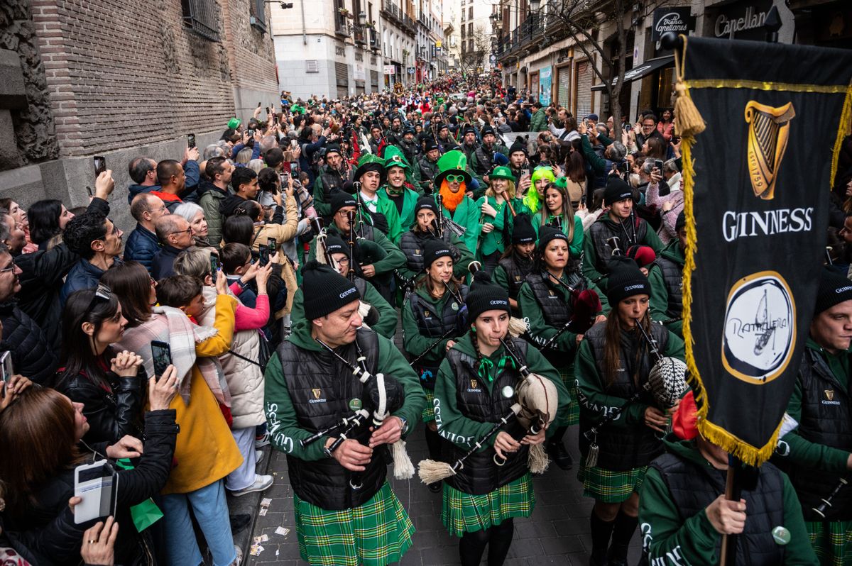 Bagpipers playing music celebrating Saint Patrick's Day.
szent patrik-nap
lugas