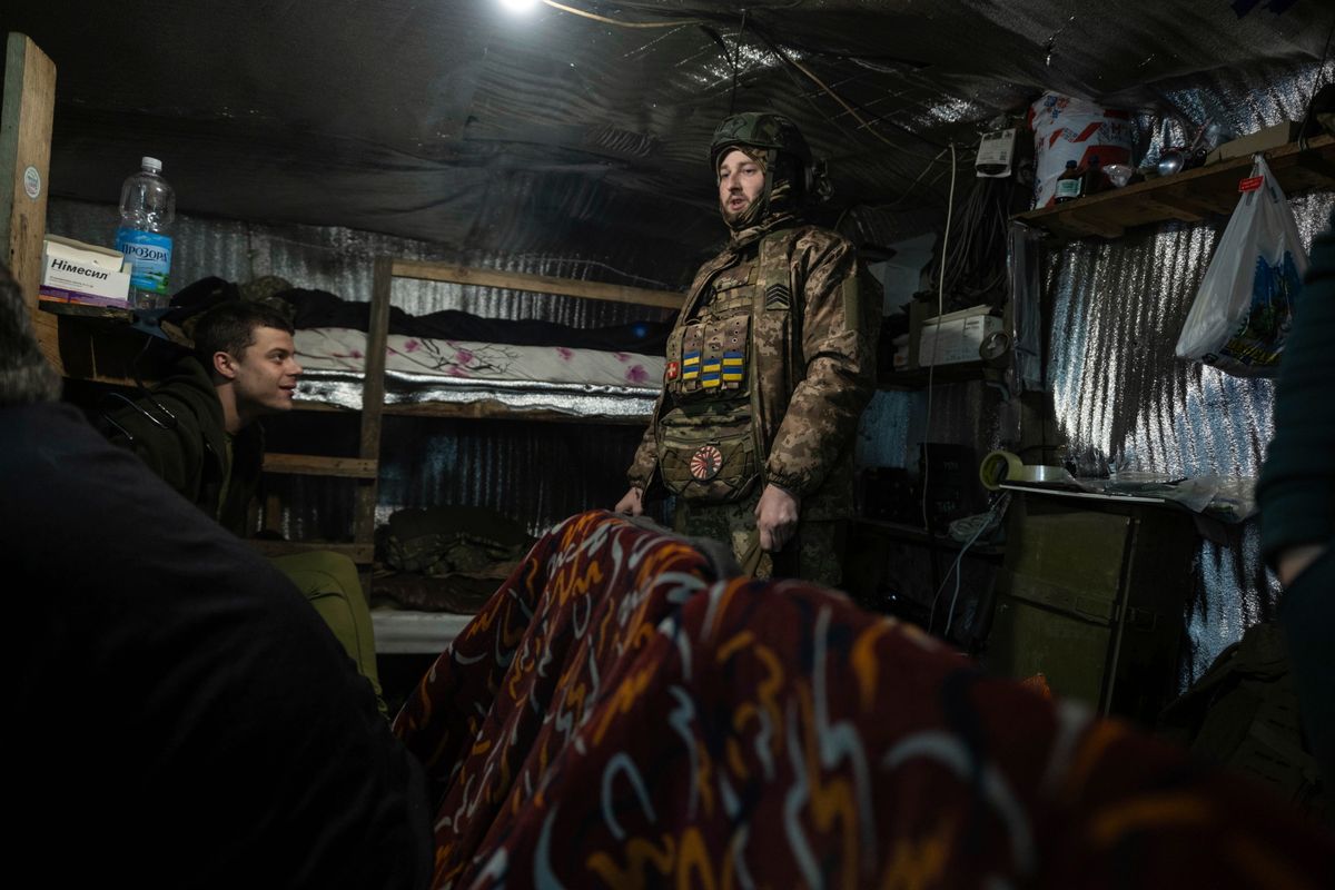 Ukrán katonák állásukban a kelet-ukrajnai Donyecki területen fekvő Kliscsijivka közelében húzódó fronton 2024. március 18-án, az Ukrajna elleni orosz háború alatt. MTI/AP/Irina Ribakova/Irina Ribakova