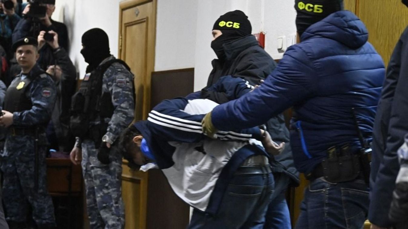 A Crocus City Hall elleni véres terrortámadás egyik gyanúsítottja, mielőtt megjelenik a kerületi bíróságon Moszkvában, Oroszországban 2024. március 24-én.