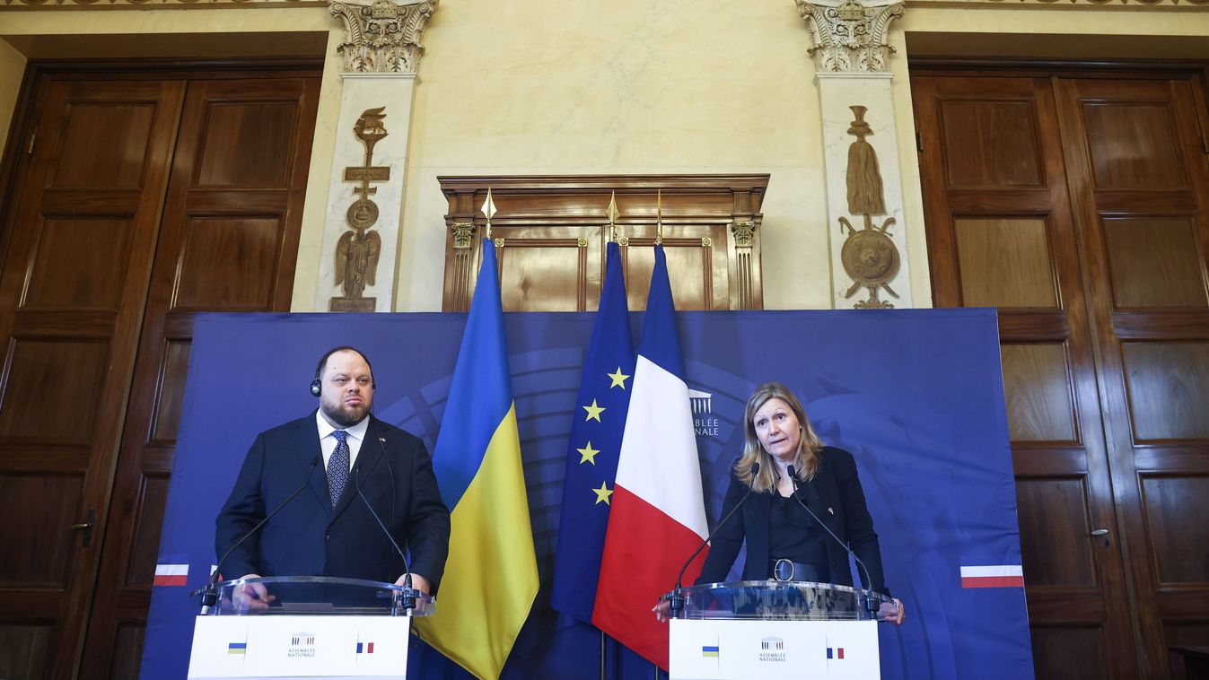 Ruszlan Sztefancsuk, az ukrán parlament elnöke (b) és Yael Braun-Pivet, a francia nemzetgyűlés elnöke sajtótájékoztatót tart Párizsban 2023. január 31-én.