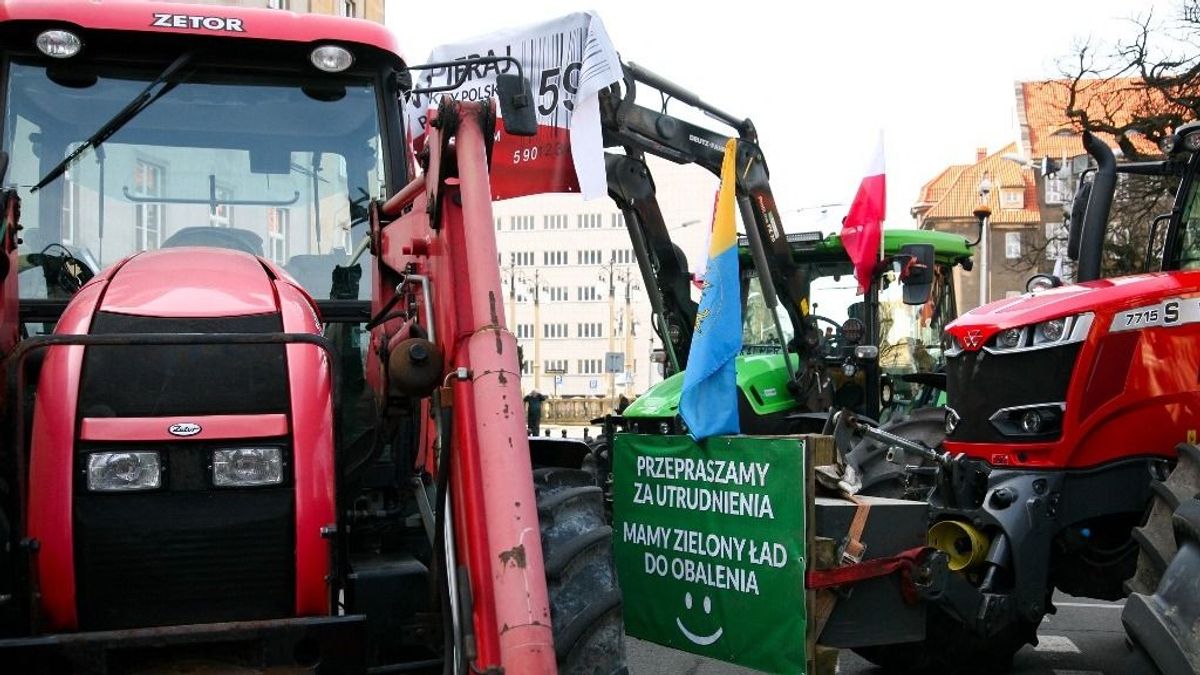 Lengyelországban rátámadtak egy tüntető gazdára, kórházba kellett szállítani + videó
