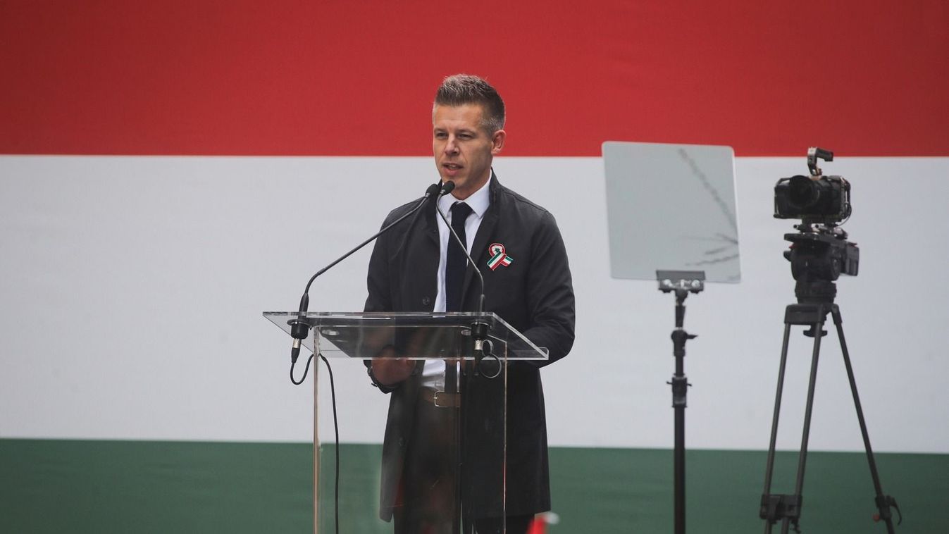 Magyar Péter zászlót bont március 15.