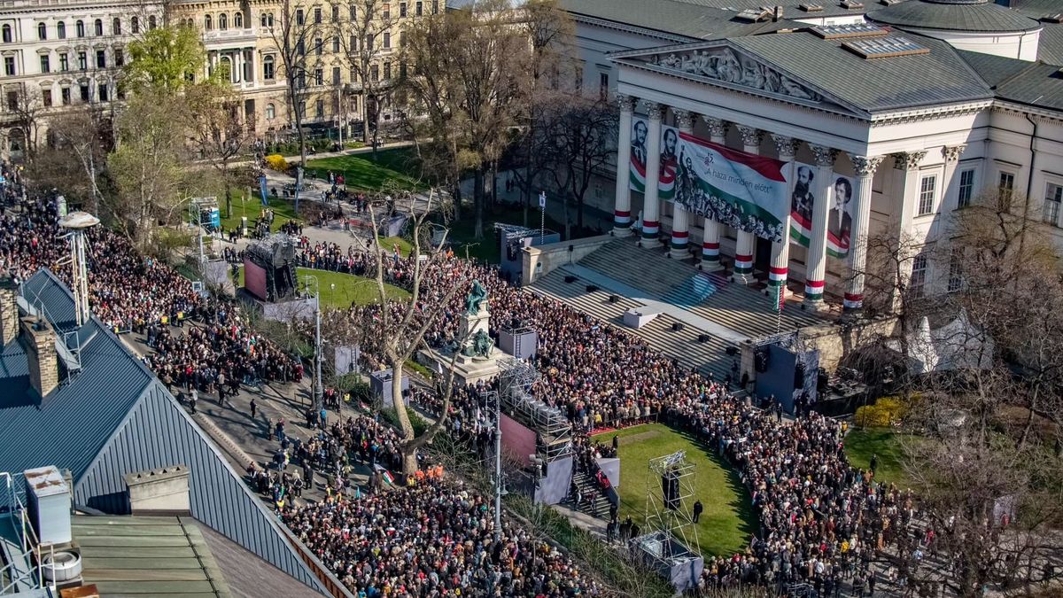 Tömegek hallgatták Orbán Viktor beszédét a Nemzeti Múzeum előtt + galéria