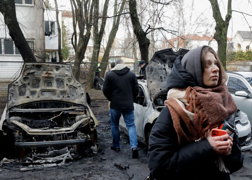 Orosz rakétatámadás helyszínén emberek Kijevben 2024. március 21-én.