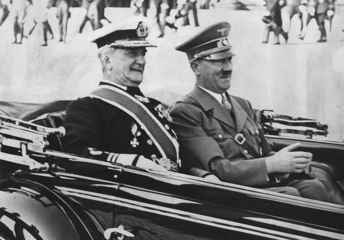 Besuch von N. v. Horthy in Deutschland - A. Hitler (r) und N. v. Horthy auf der Fahrt zum Kieler Hafen