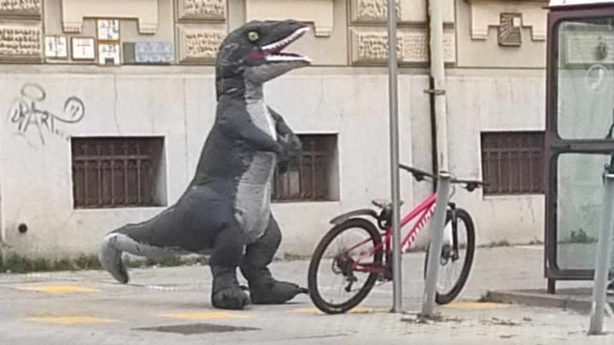 Dinoszaurusz korzózgat a Király utcában