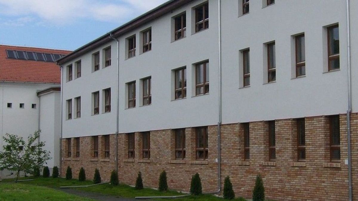 Köhögőrohamot kaptak a diákok, kiürítették a református gimnáziumot Tatán