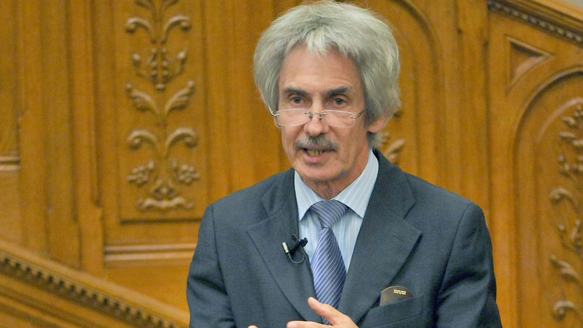 Korrupció miatt, gyanúsítottként hallgatták ki a volt minisztert