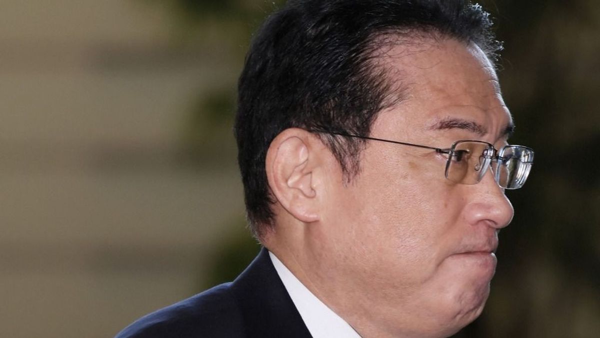 Botrányos fotók miatt kellett felelnie a japán miniszterelnöknek