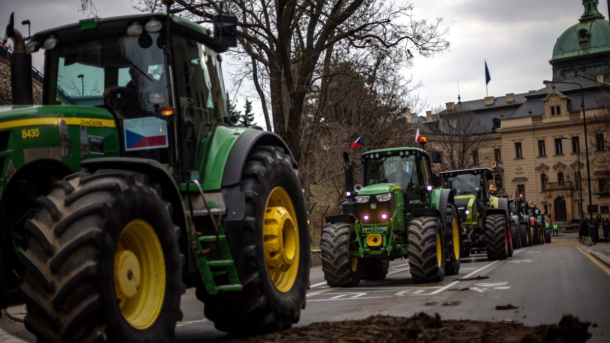 Így úszott a trágyában a kormányhivatal környéke a gazdák tüntetésén + videó