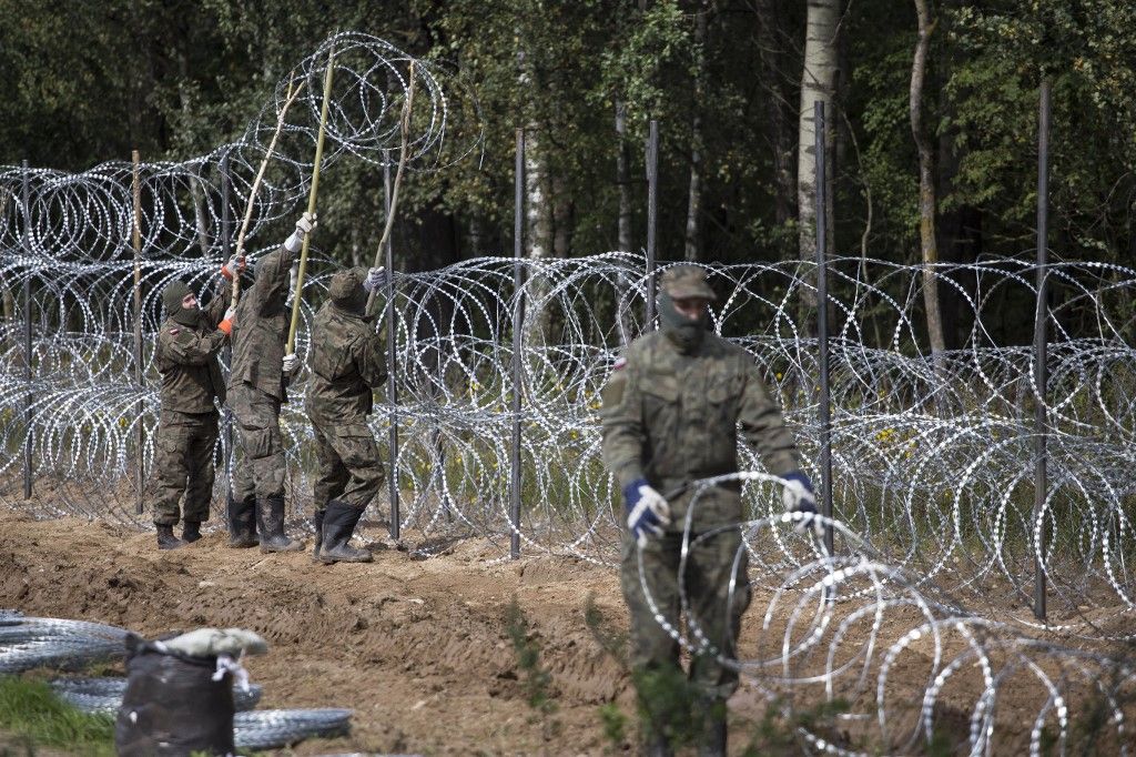 Lengyel katonák szögesdrót kerítést állítottak fel a határzónában Krynki közelében 2021. szeptember 1-jén (Fotó: NurPhoto / AFP/ Maciej Luczniewski)