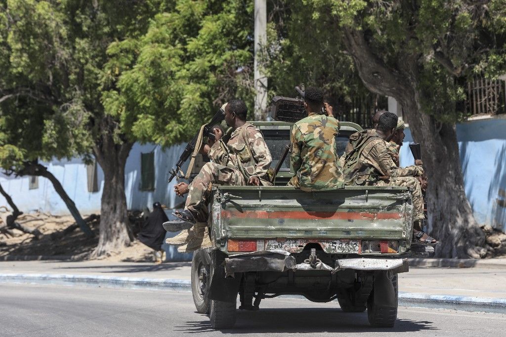 Szomáliai katonák egy mogadishui szálloda közelében 2024. március 15-én. (Fotó: Hassan Ali ELMI / AFP)