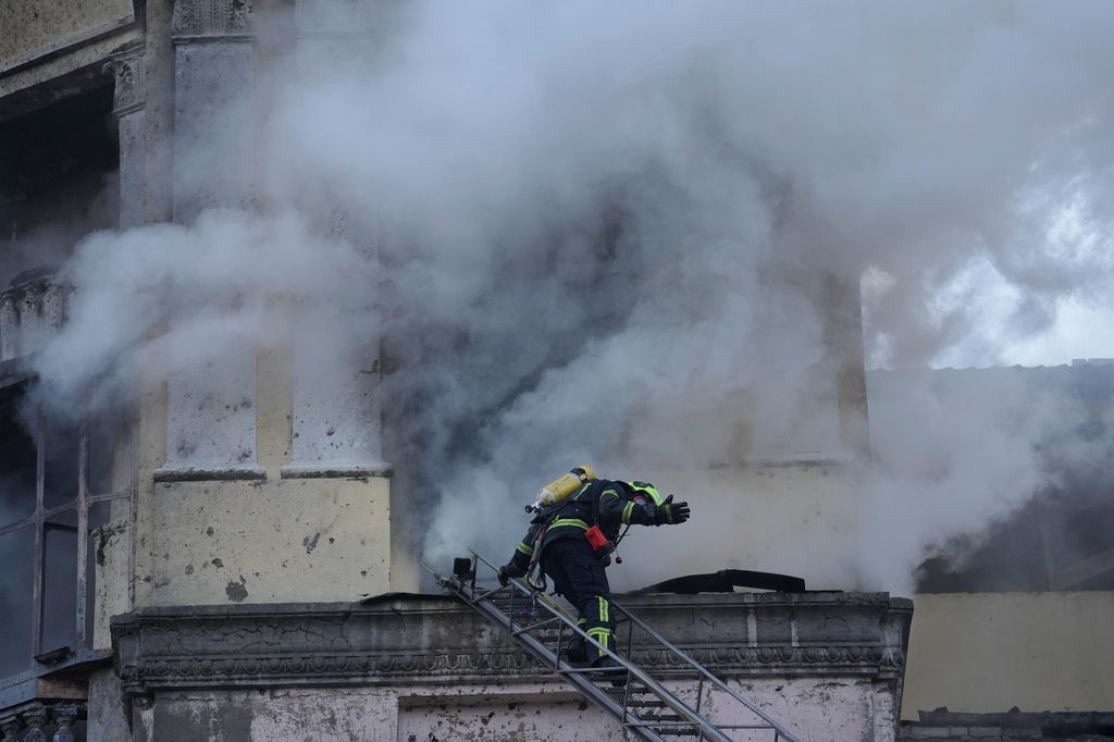 Orosz rakétatámadás helyszínén tűzoltó Kijevben 2024. március 21-én. A polgármester szerint két sebesültet kórházba szállítottak.MTI/AP/Vadim Ghirda
