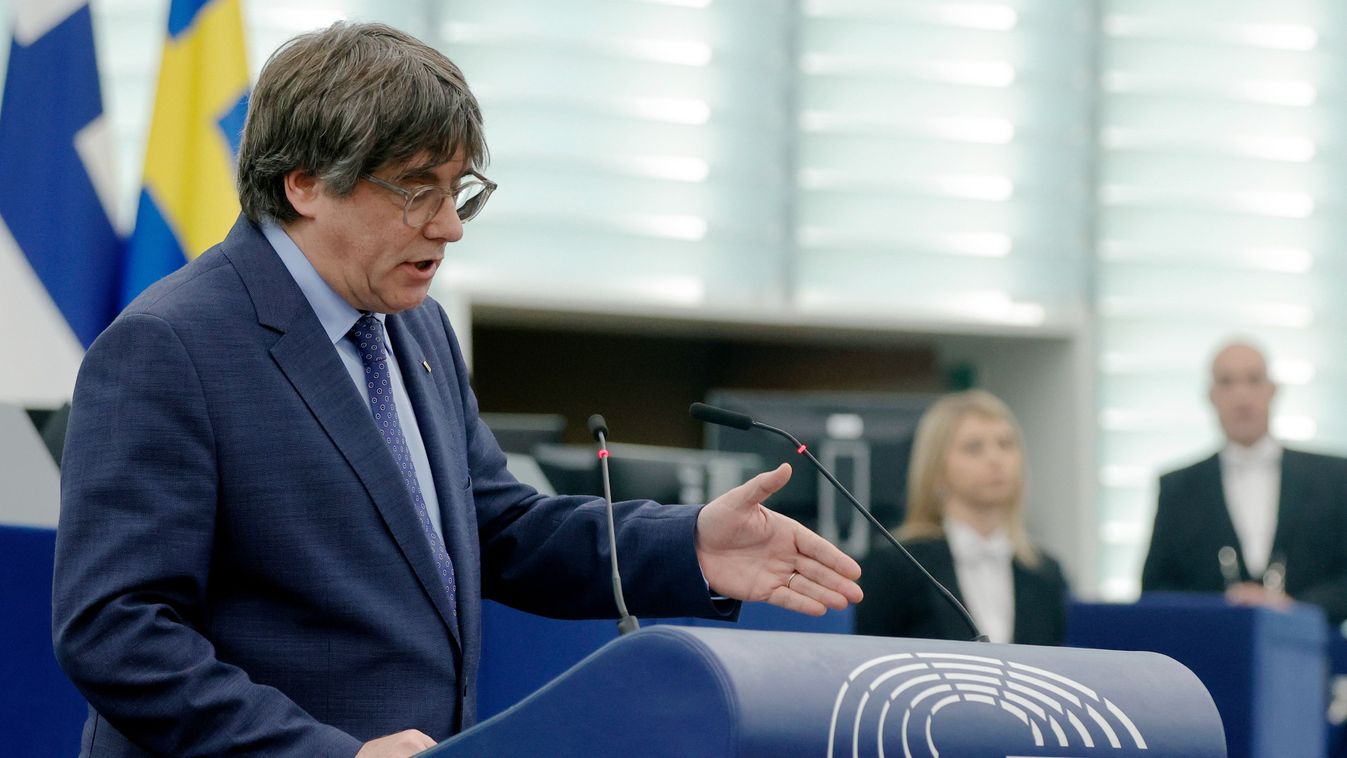 PUIGDEMONT, Carles
Strasbourg, 2023. december 13.
Carles Puigdemont korábbi katalán elnök felszólal az Európai Tanács spanyol elnökségérõl tartott vitán az Európai Parlament (EP) strasbourgi plenáris ülésén 2023. december 13-án. Az uniós törvényhozás az EU-tagállamok december 14-én kezdõdõ kétnapos brüsszeli csúcstalálkozóját készíti elõ.
MTI/EPA/Ronald Wittek