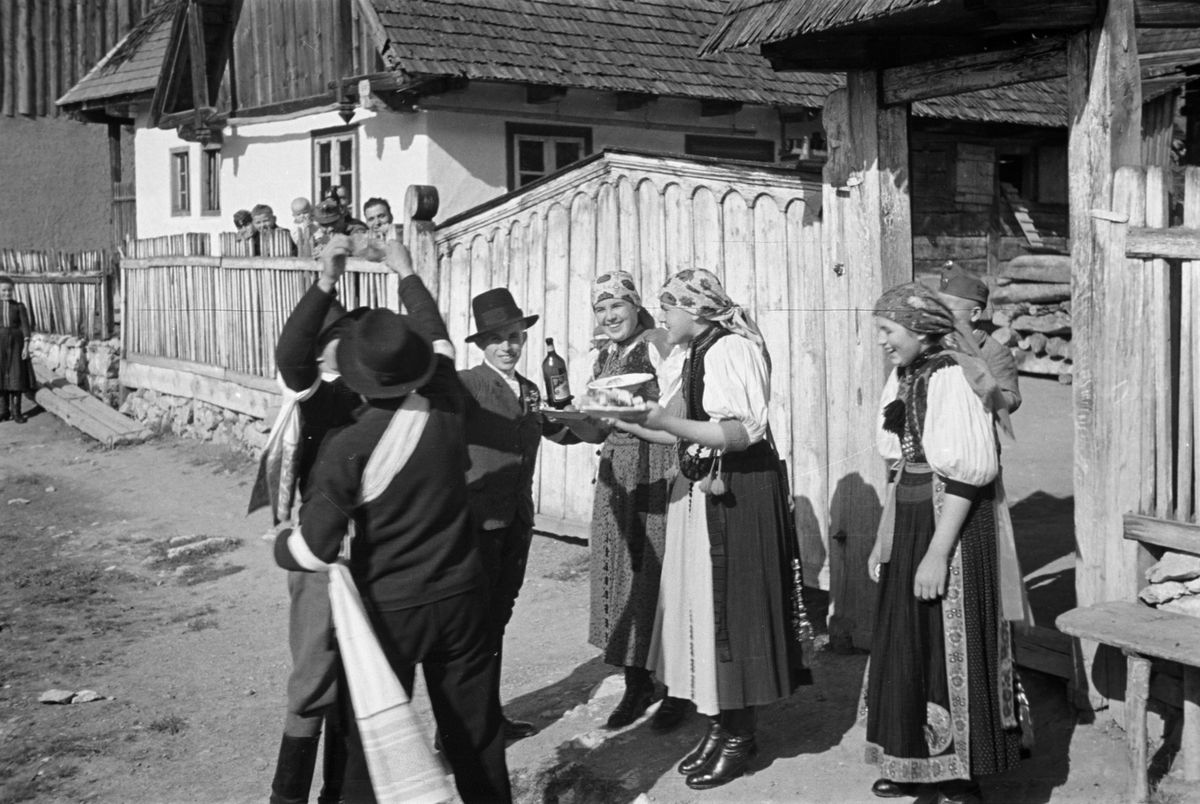 Locsolkodáskor készült felvétel Erdélyben (1944)