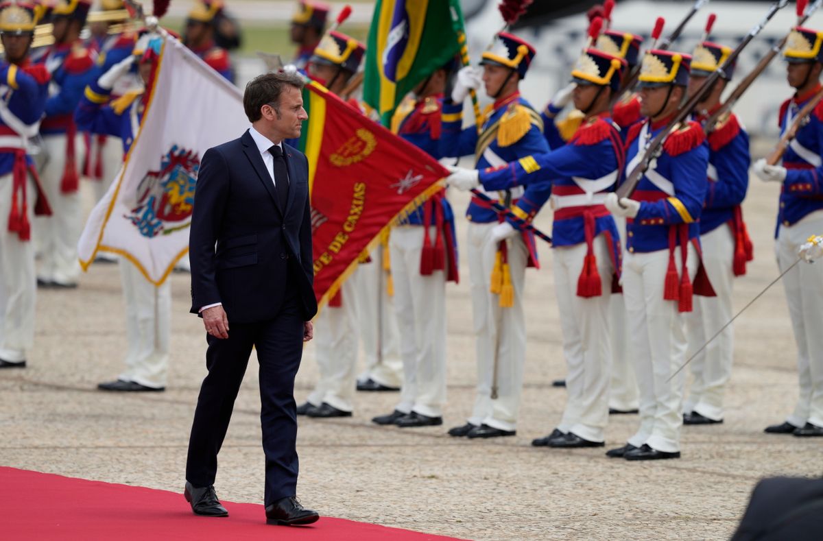 A háromnapos hivatalos látogatáson Brazíliában tartózkodó Emmanuel Macron francia elnök ellép a tiszteletére felsorakozott díszőrség előtt a Planalto elnöki palotában, Brazíliavárosban 2024. március 28-án. Valószínűleg sok kiskorú is áldozatul esne, ha háború törne ki a NATO és Oroszország között. (Fotó: MTI/AP/Eraldo Peres)