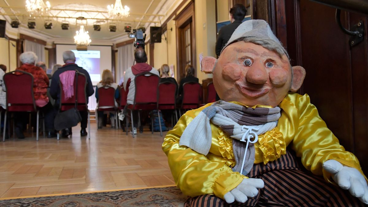 Bábosok a viharban: megkapaszkodnak a hagyományban