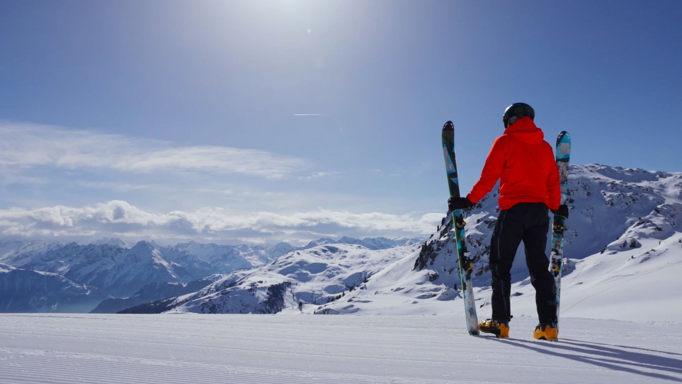 Skier,Posing,On,A,Sunny,Day,With,Epic,Mountains,In,síelő