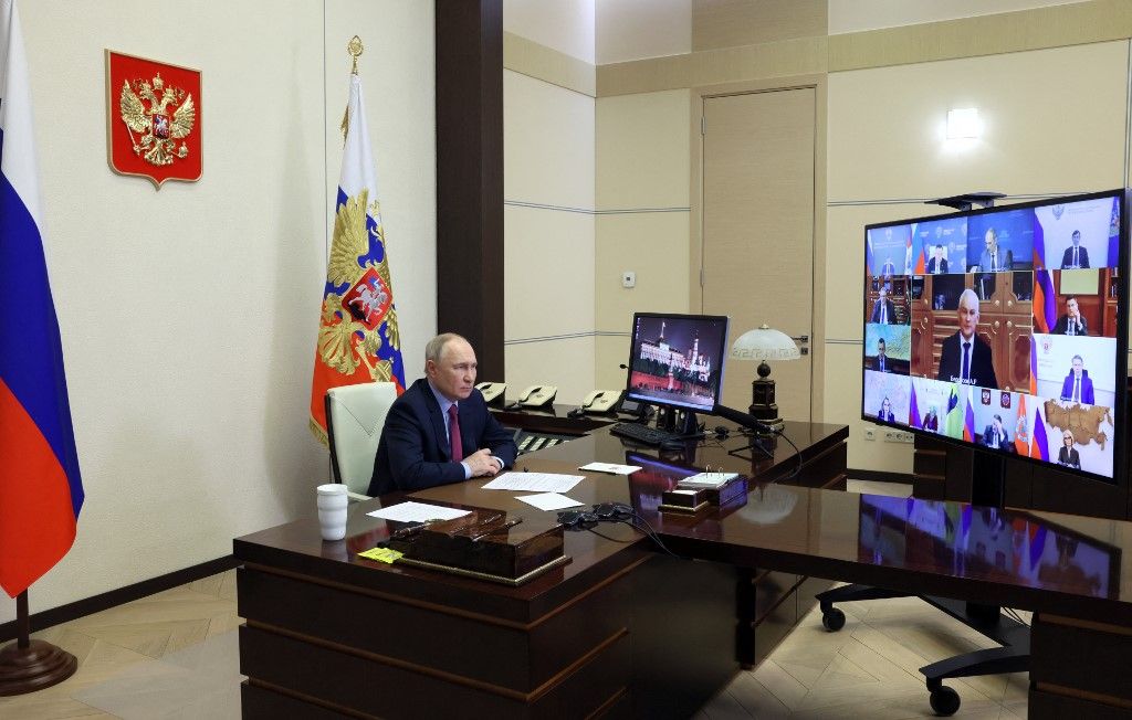 Vlagyimir Putyin orosz elnök videokonferencia útján találkozót tart a kormány tagjaival 2024. március 14-én. (Fotó: Mikhail Metzel / POOL / AFP)