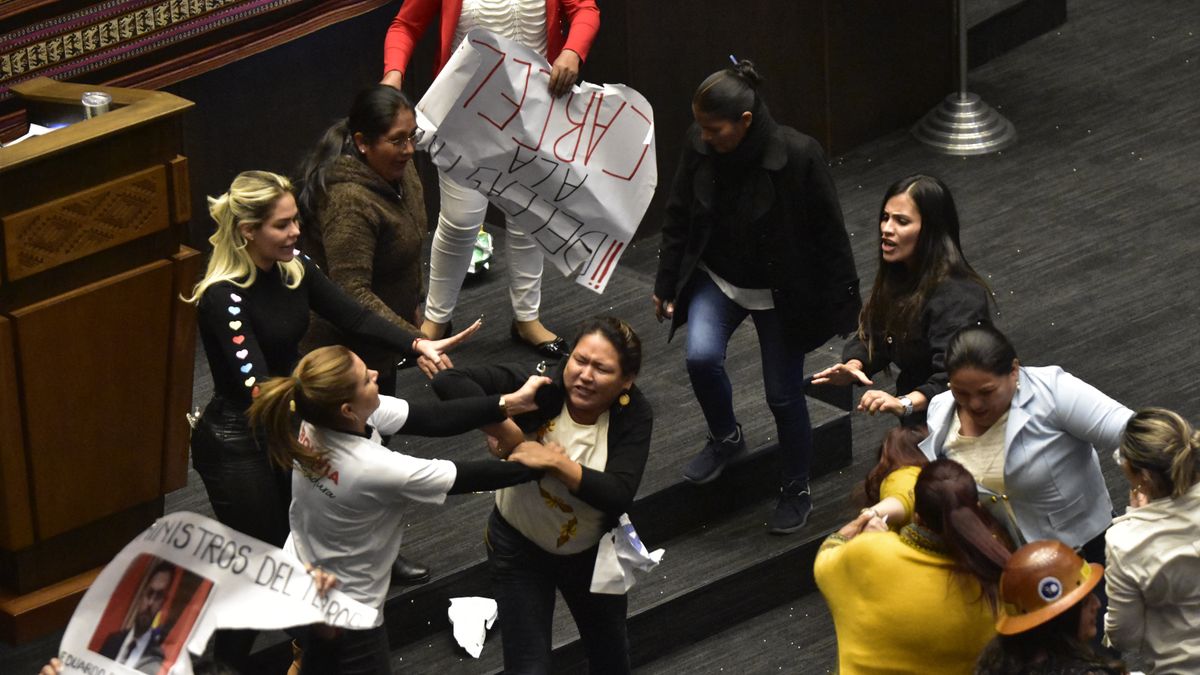 Hatalmas verekedés tört ki a parlamentben + videó