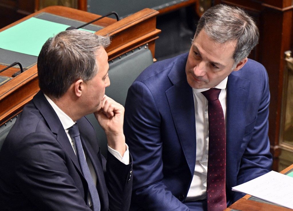 Alexander De Croo miniszterelnök és Egbert Lachaert, az Open Vld tagja a kamara plenáris ülésén, a szövetségi parlamentben, 2024. március 28-án, csütörtökön Brüsszelben. (Fotó: Belga /AFP/Eric Lalmand)