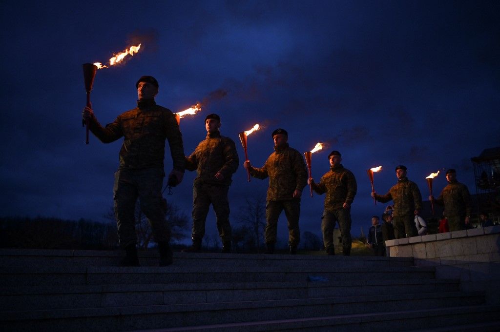 A koszovói katonák fáklyákat tartva menetelnek. A NATO védelmét élvezi az ország. (Fotó: Armend NIMANI / AFP)