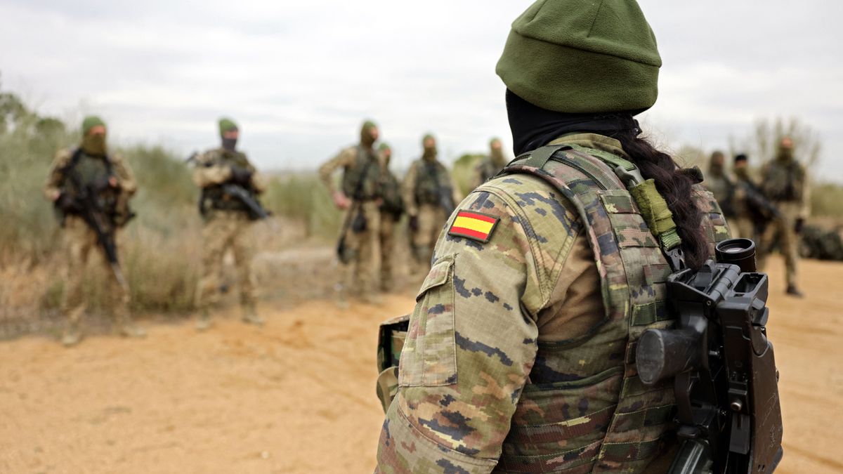Újabb genderőrület: szakállas „nők” a spanyol hadseregben