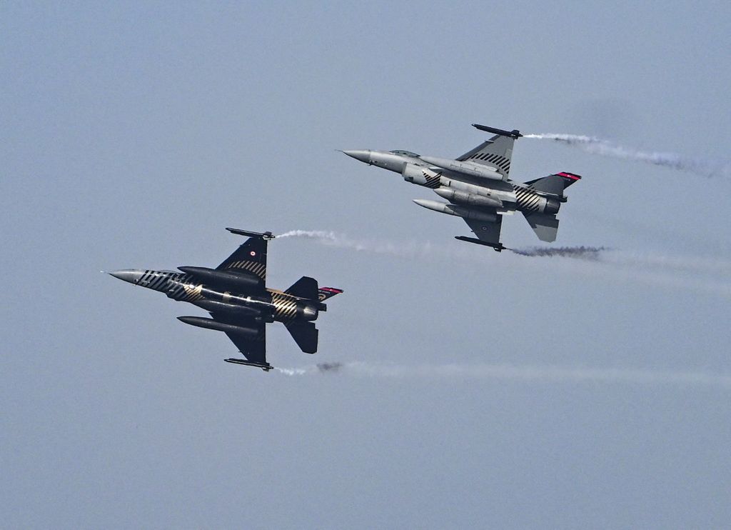 Turkish Stars, SOLOTURK, F-16 and F-4E fighter aircrafts rehearsal flight ahead of aerobatic demonstration in Turkiye's Istanbul
F-16

F-16 vadászgép, repülő