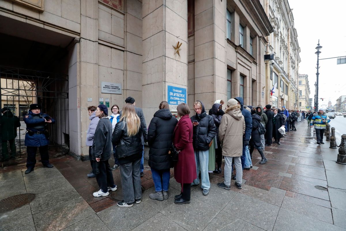 Ebben az oroszországi szavazókörben ugyan minden rendben volt, sok helyen azonban erőszakos támadásokkal akarták megakadályozni a szavazást (Fotó: MTI/EPA/Anatolij Malcev)