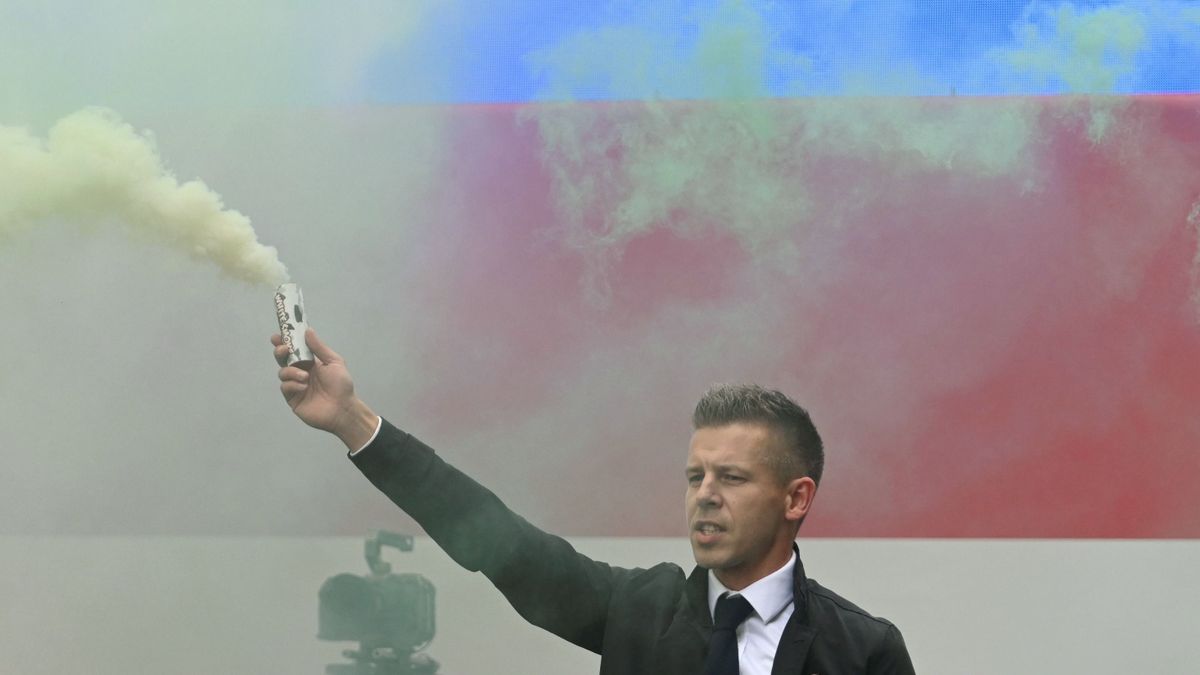 Rendőröknek kellett kimenekíteni a HírTV stábját az erőszakos tüntetők gyűrűjéből + videó
