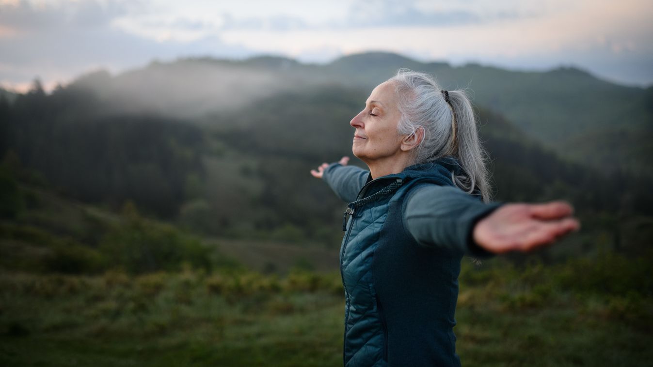 Senior,Woman,Doing,Breathing,Exercise,In,Nature,On,Early,Morning,idős,nő,természet