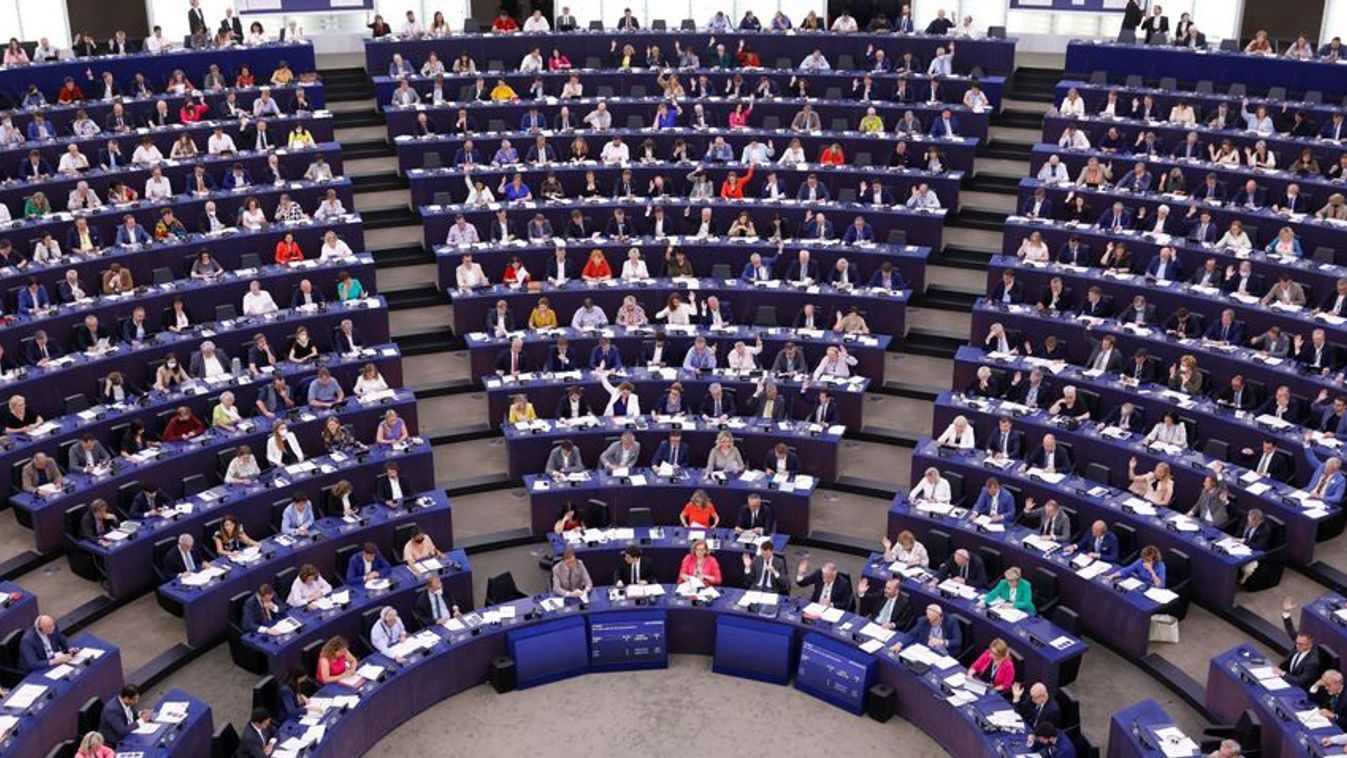 Borítókép: az Európai Parlament képviselőinek egyik szavazása a strasbourgi ülésteremben (Fotó: MTI/EPA/Julien Warnand)