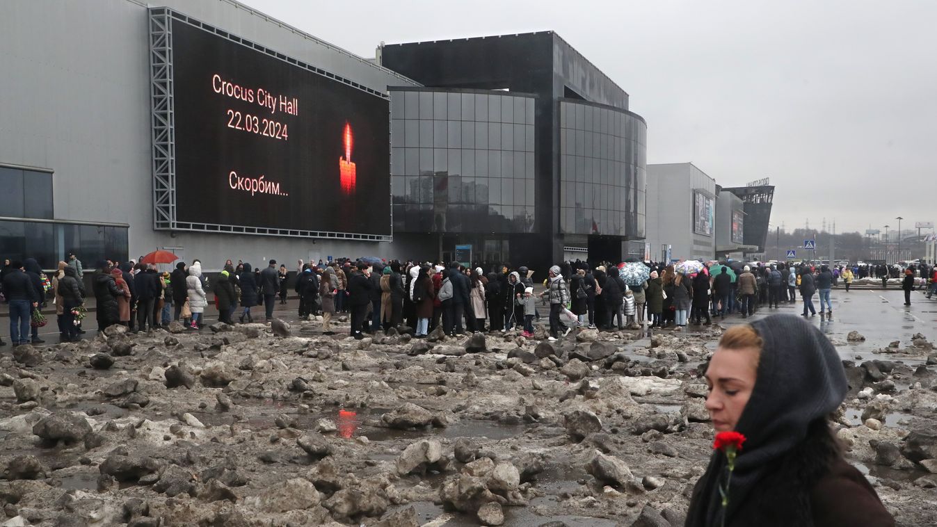 Gyászolók a Crocus City Hall kulturális központnál, Moszkva Krasznogorszk nevű nyugati elővárosában 2024. március 24-én (Fotó: MTI/EPA/Makszim Sipenkov)