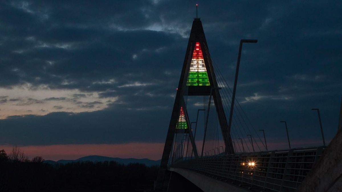 Nemzeti színekbe öltözött a Megyeri híd