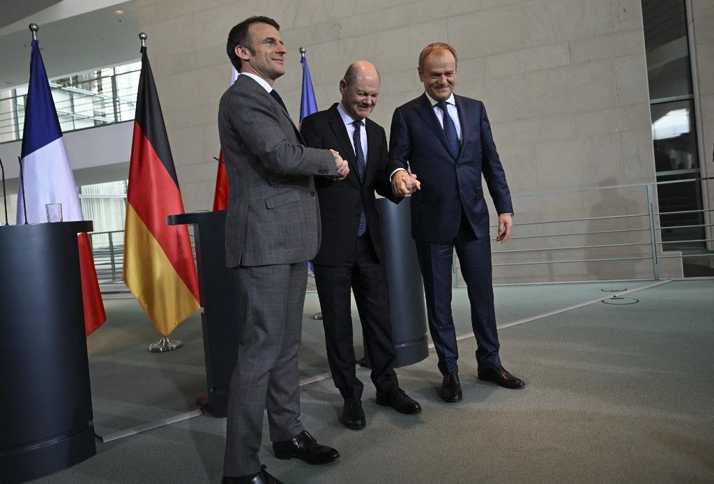 Olaf Scholz német kancellár (k), Emmanuel Macron francia elnök (b) és Donald Tusk lengyel miniszterelnök (j) kezet fog, miután közös sajtótájékoztatót tartottak a berlini kancellária épületében 2024. március 15-én. (Fotó: HALIL SAGIRKAYA / ANADOLU / Anadolu az AFP-n keresztül)