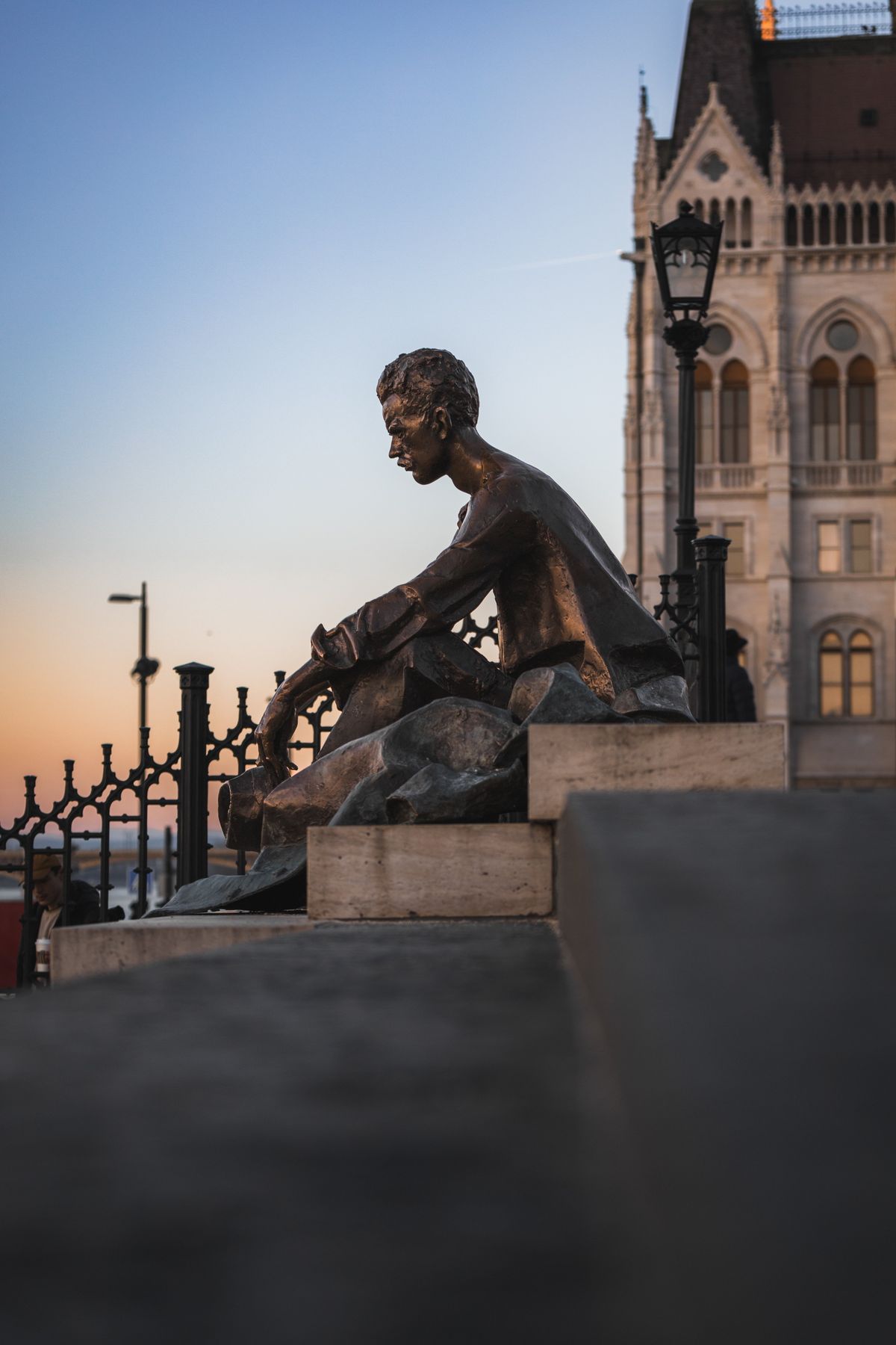 József Attila költő szobra az V. kerületi Kossuth Lajos téren. 