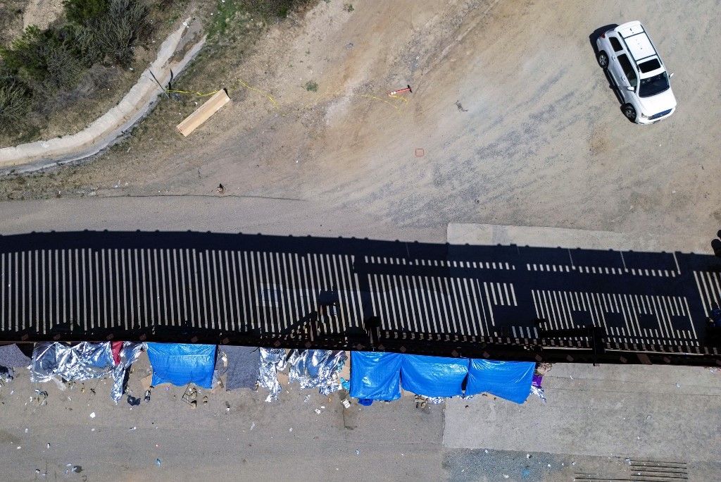 Ezen a 2023. szeptember 14-én készült légifelvételen az amerikai-mexikói határkerítés látható a migránsok által hagyott menedékhelyekkel a kaliforniai San Ysidroban 2023. szeptember 14-én. (Fotó: AFP/Sandy Huffaker)