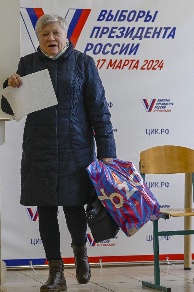 Egy állampolgár 2024. március 15-én az oroszországi moszkvai szavazókörben adja le szavazatát az elnökválasztáson. (Fotó: SEFA KARACAN / ANADOLU / Anadolu az AFP-n keresztül)
