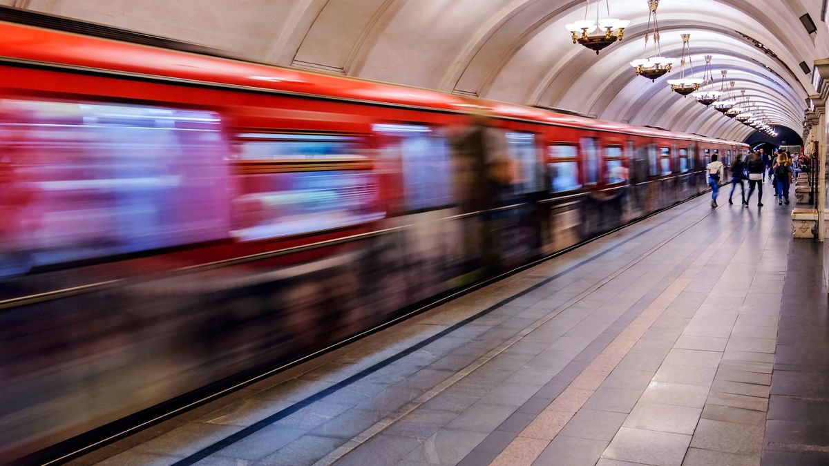 Ezt a lányt akarta féltékenységből a metró elé lökni a férfi + fotógaléria