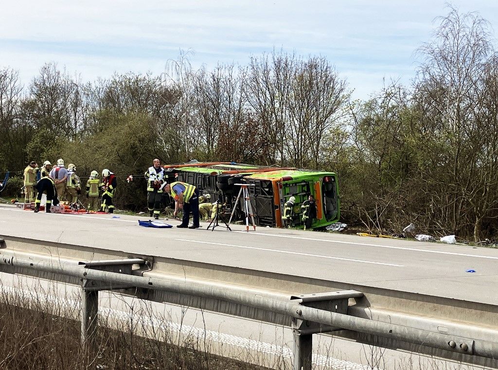 Felborult autóbusz az A9-es úton történt baleset helyszínén. (Fotó: Birgit Zimmermann/dpa)