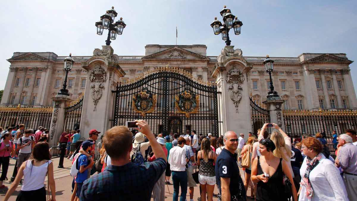A Buckingham-palota kapujának hajtott egy autó + videó
