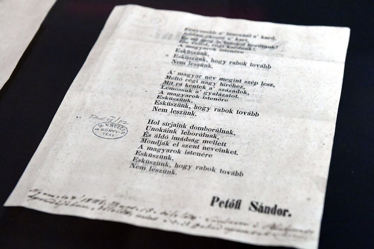 A Nemzeti dal 1848. március 15-én nyomtatott példányának másolata az Országos Széchényi Könyvtár ünnepi sajtótájékoztatóján. 