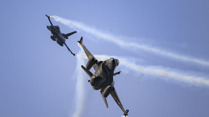 Turkish Stars, SOLOTURK, F-16 and F-4E jets rehearsal flight in
F-16  Istanbul vadászgép, repülő