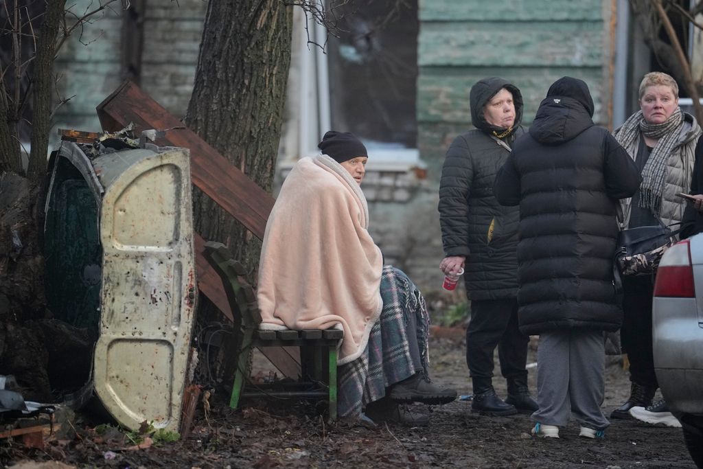 Orosz rakétatámadásban megsérült ház lakói Kijevben 2024. március 21-én. A polgármester szerint két sebesültet kórházba szállítottak.MTI/AP/Vadim Ghirda