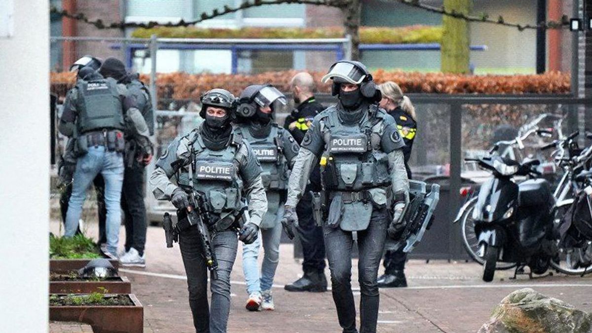 Véget ért túszdráma, a rendőrök bilincsben vitték el az álarcos férfit + videó
