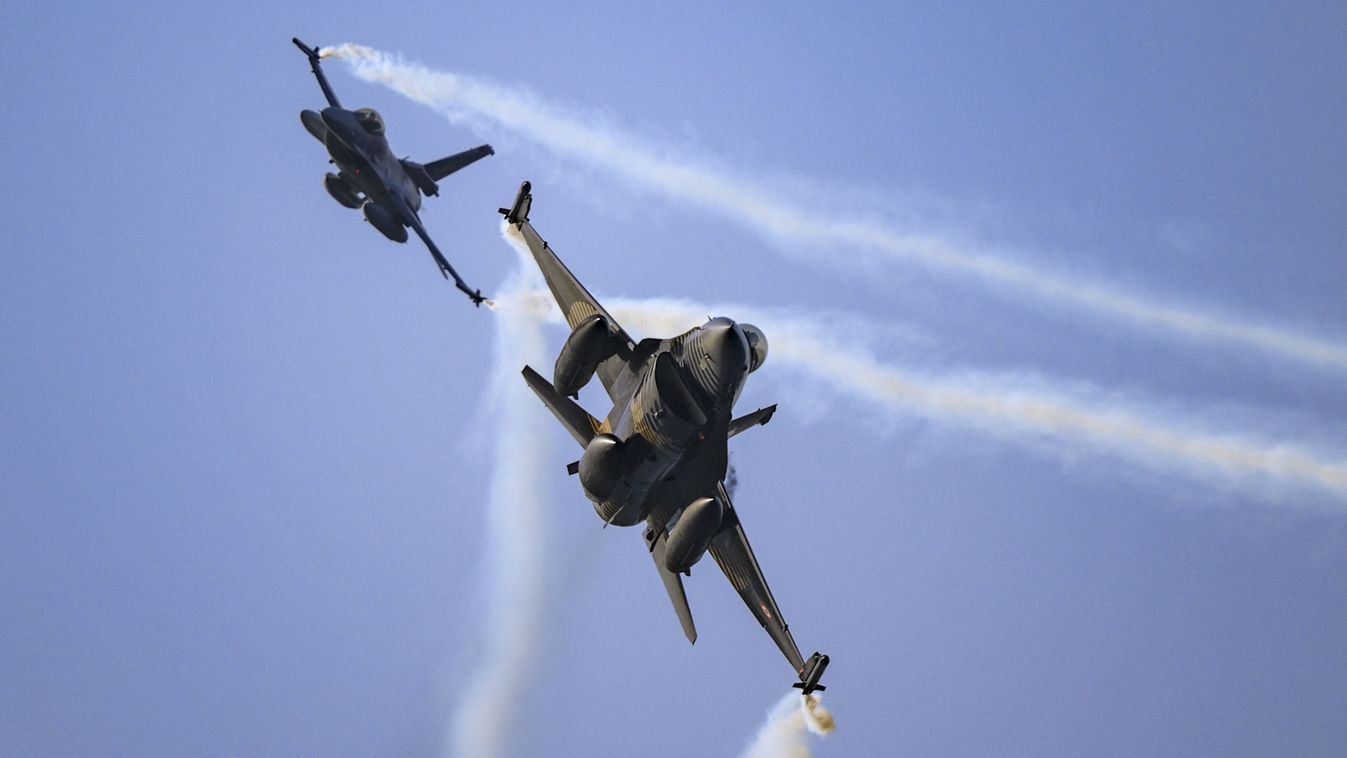 Turkish Stars, SOLOTURK, F-16 and F-4E jets rehearsal flight in
F-16  Istanbul